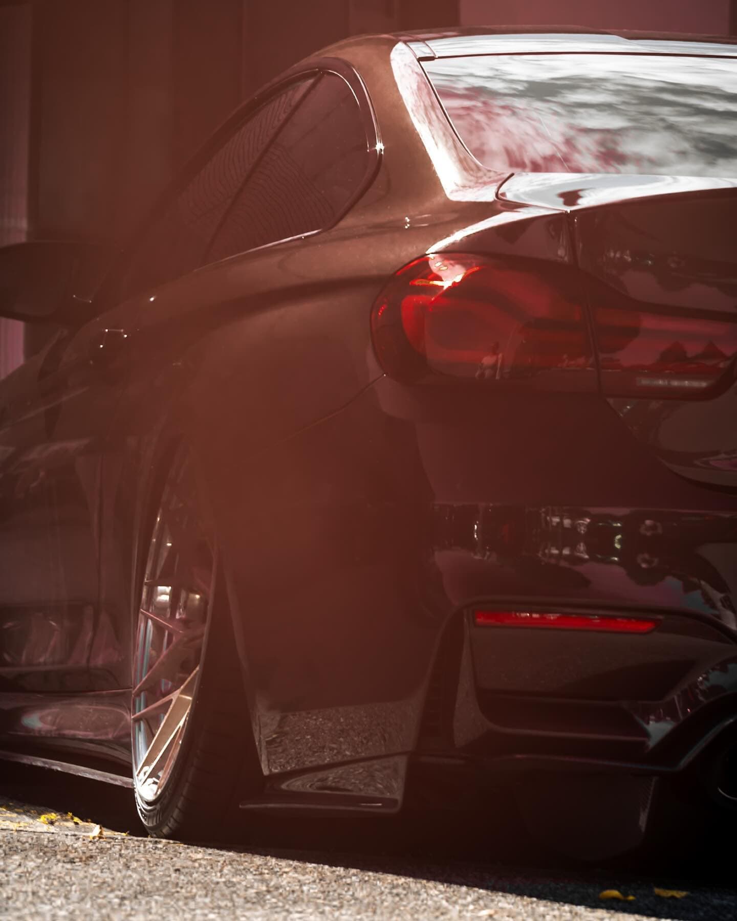 Glänzendes Heck eines dunkelroten BMW