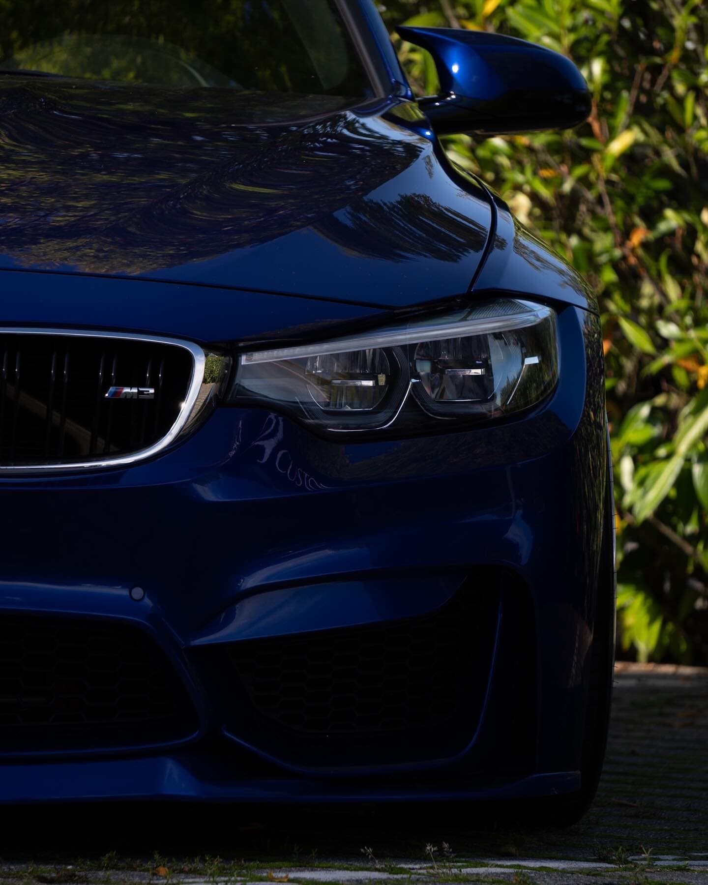 Front eines blauen BMW M3