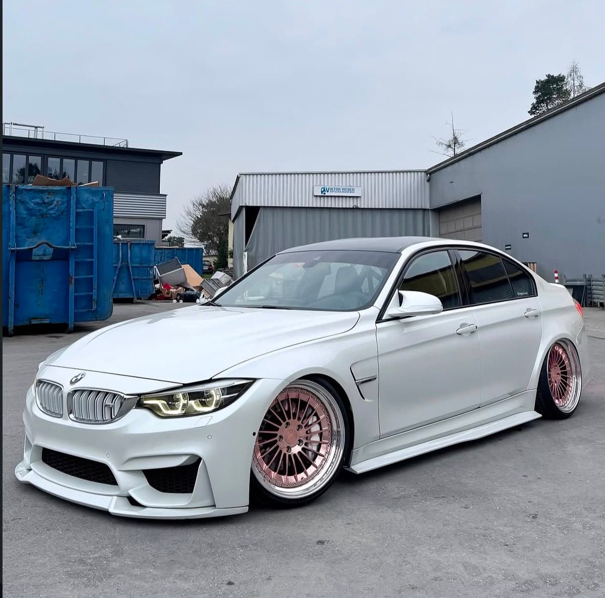 Weisser BMW M3 in der Seitenansicht