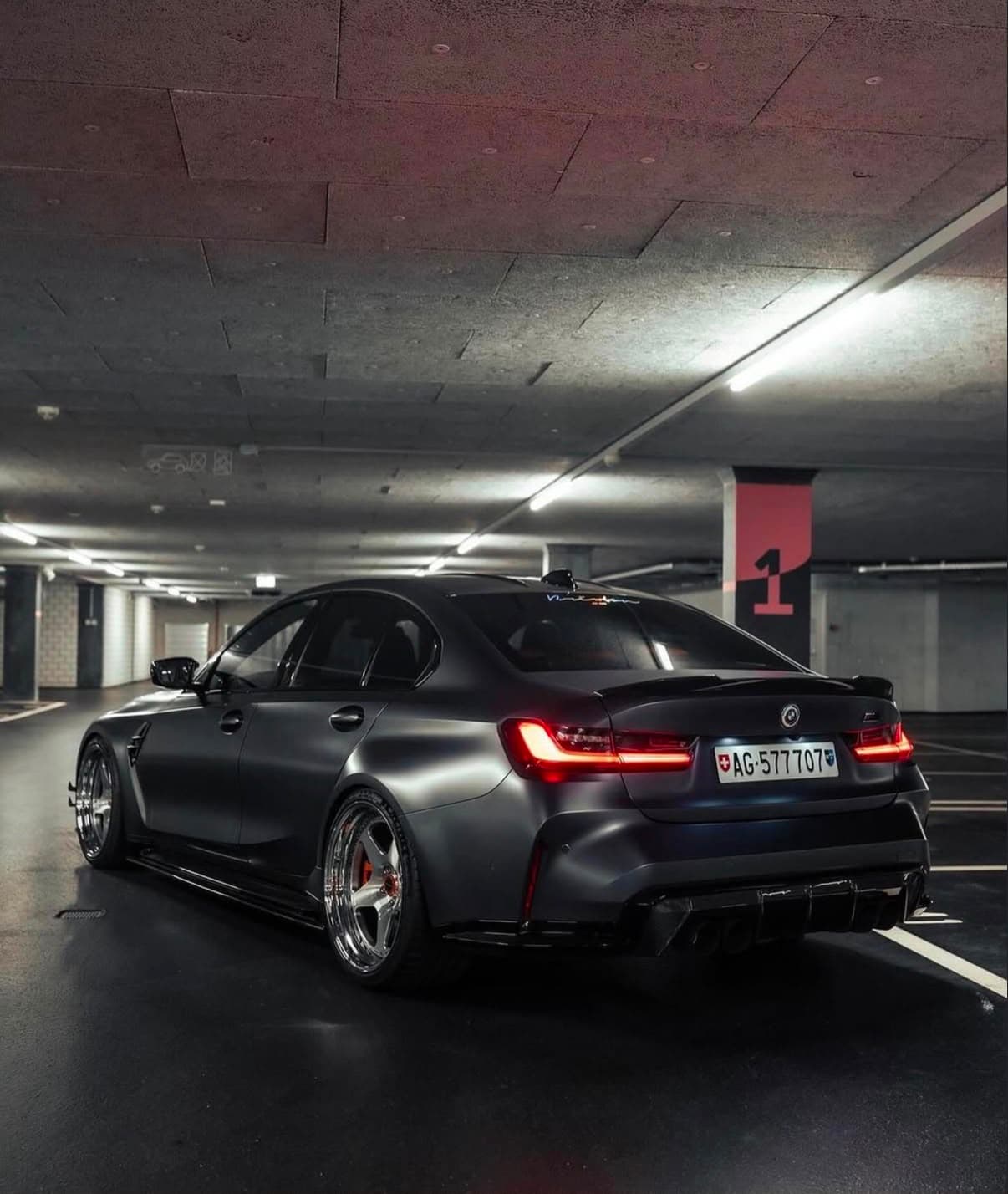 Grauer BMW M3 Competition